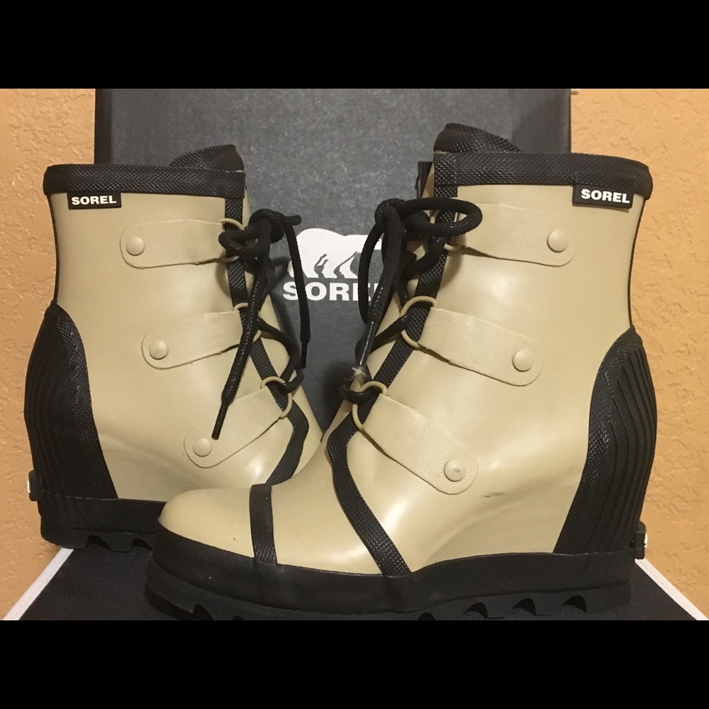SOREL Joan Rain Wedge Boots 7